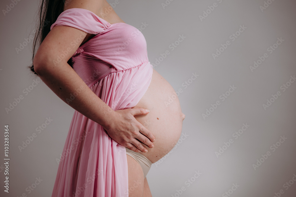 Fototapeta premium Kobieta trzyma ciężarny brzuszek
