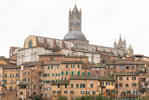Cathédrale d'Italie au dessus d'un village de toscane	