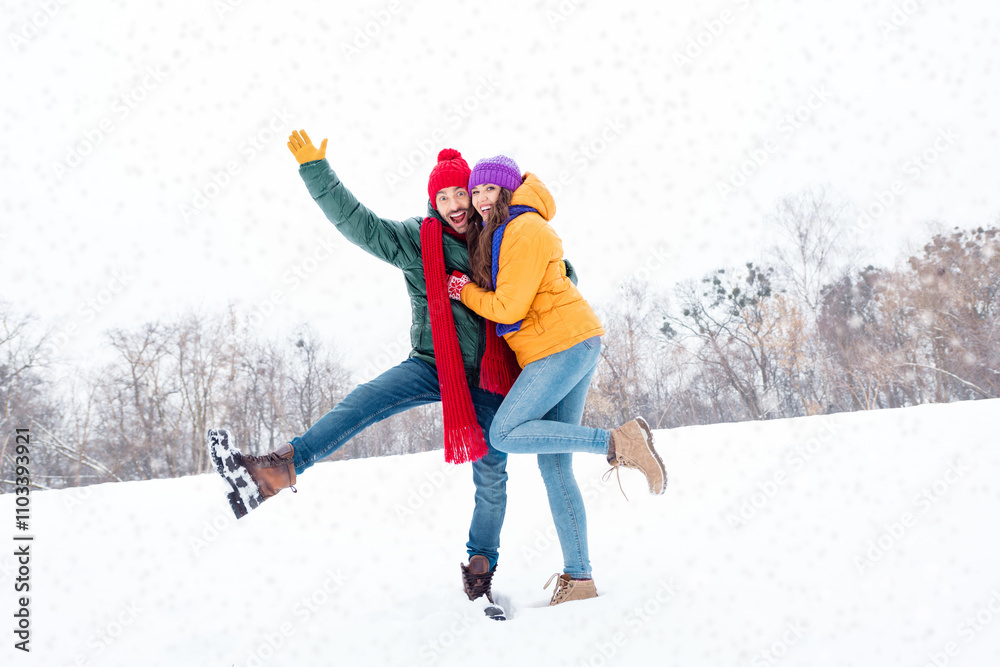 Φωτογραφία Full length photo of young lovely couple happy positive smile hug cuddle winter
