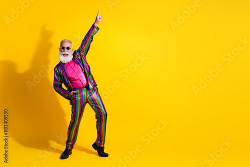 Bild auf Leinwand Photo of crazy charismatic man wear stylish striped bright suit dance night club