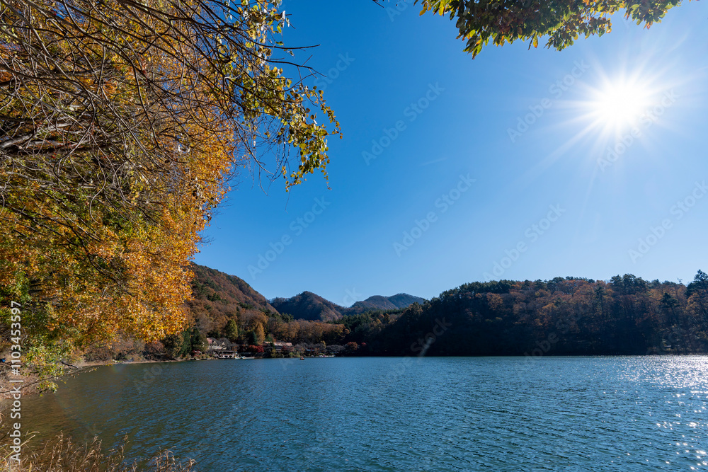 Naklejka premium 紅葉の四尾連湖