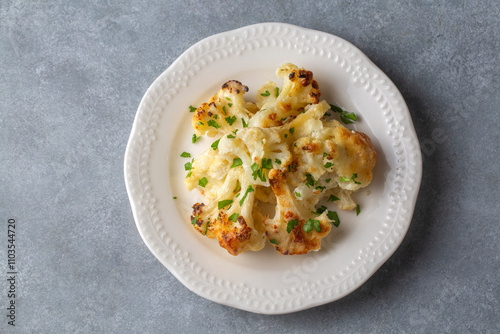 Obraz na płótnie Baked cauliflower gratin with cream and cheese w salonie