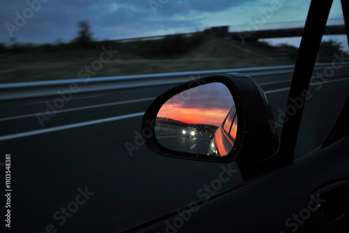 As darkness falls, cars chase and overtake, and I feel fear. / 夕闇が迫る中、追跡する車、追い越す車、恐怖を感じる