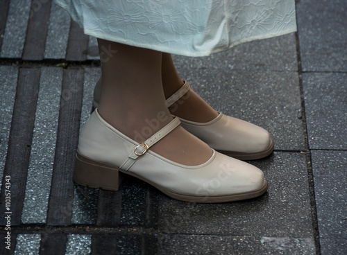 Konstfotografi Beige mary jane shoes with block heel