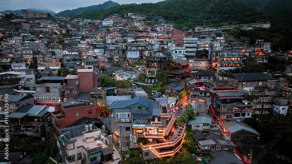 Obraz premium Twilight in Jiufen, Taiwan, with vibrant lanterns lighting up the streets