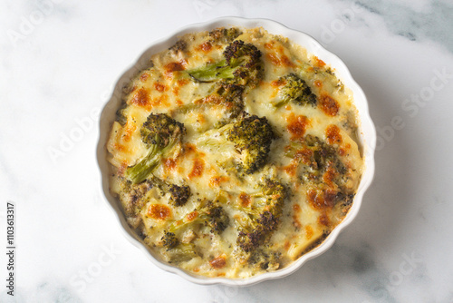 Obraz na płótnie Casserole Cauliflower and broccoli baked with cheese sauce in a pot close-up on a wooden table. Horizontal top view from above. Broccoli gratin. w salonie