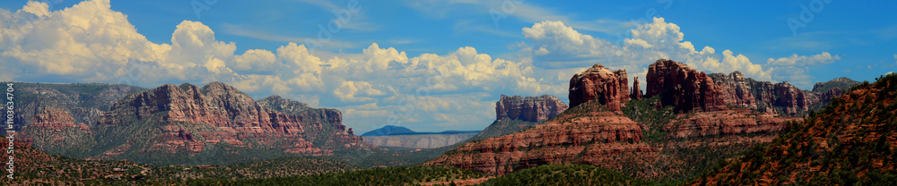 Fototapeta premium Red Rock Country surrounding Sedona Arizona
