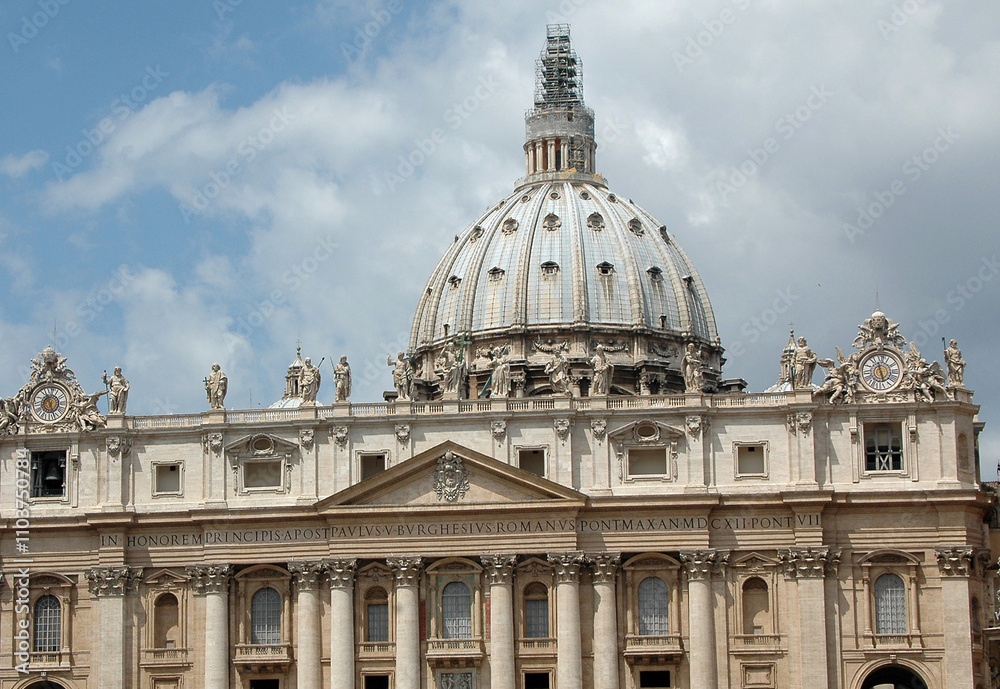 Obraz premium Edificio y cúpula de la iglesia de San Pedro, en la ciudad del Vaticano, Roma, Italia