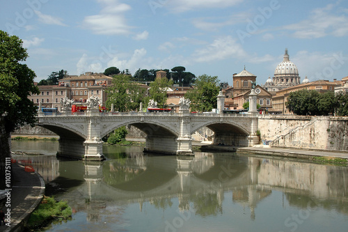 Río Tíber y puente Mazzini, con vista a la cúpula de la iglesia de San Giovanni dei Fiorentini en la ciudad de Roma, Italia photo