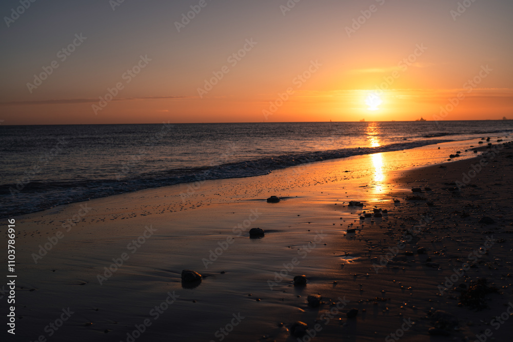 Sonnenaufgang am Naturstrand in Schillig, Wangerland, November 2024