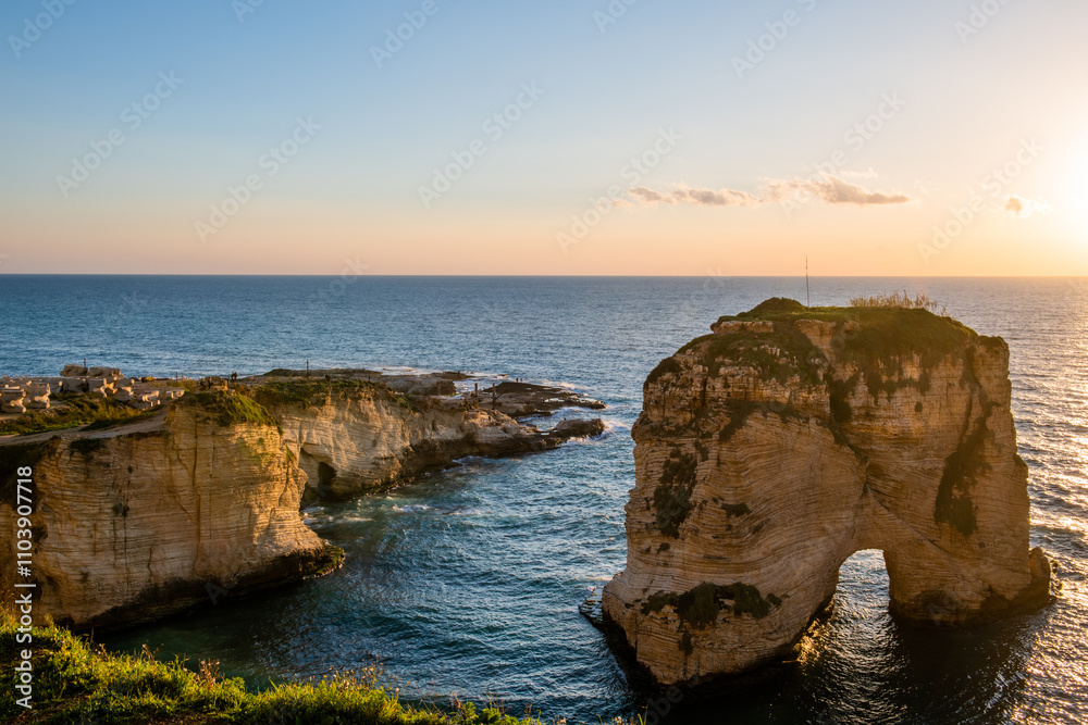 Obraz premium Raouche or pigeons rock beirut, Lebanon