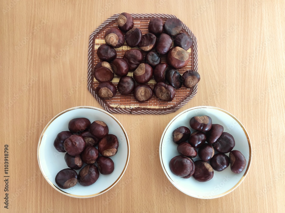 Obraz premium Shiny brown chestnuts on the table