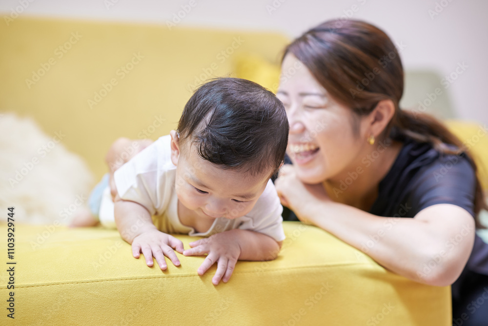 室内でくつろぐ親子 室内でくつろぐ親子