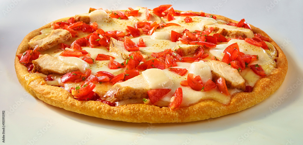 Pizza mit Tomaten und Huehnchen, Pizza, Italien, Käse, Pizza mit Tomaten und Huehnchen, Pizza, Italien, Käse,