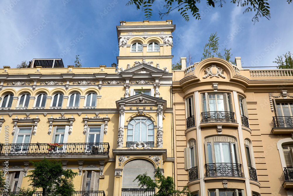 Obraz premium Fachada de edificios antiguos en Madrid