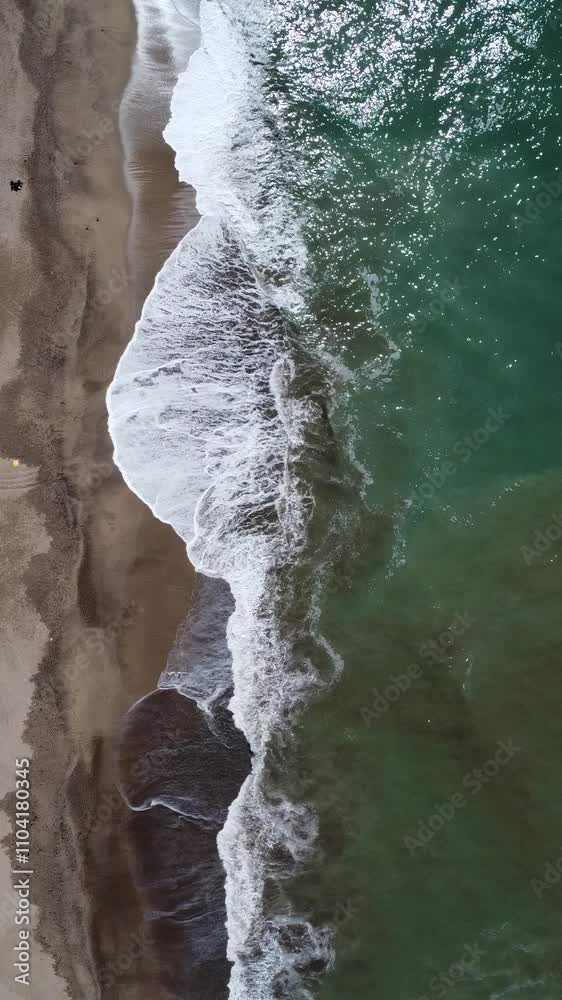 vista aerea del mar a orillas de la playa con oleajes y vientos vista aerea del mar a orillas de la playa con oleajes y vientos