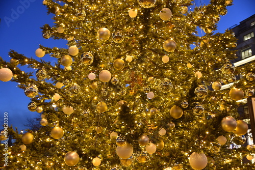 Grand sapin de Noël doré photo