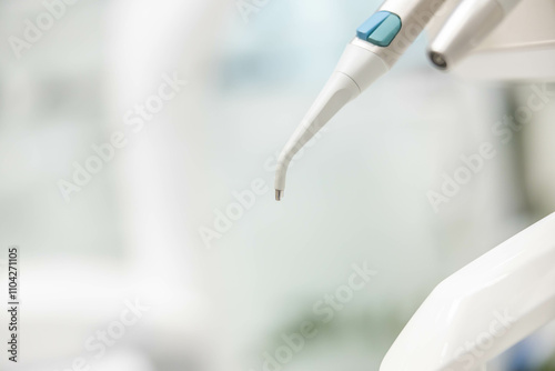 Fotografie An advanced dental scaler is showcased with its pointy cleaning tip, part of a professional toolkit for oral care within a bright dental clinic