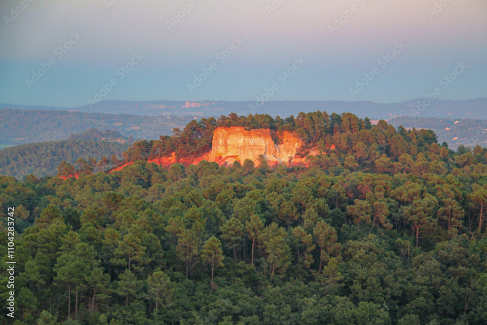 Blick auf die Ockerfelsen bei Roussillon in Frankreich Blick auf die Ockerfelsen bei Roussillon in Frankreich