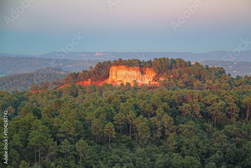 Blick auf die Ockerfelsen bei Roussillon in Frankreich