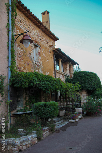 Haus aus Ockerfelsen in Roussillon, Frankreich