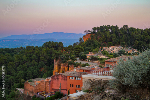 Blick auf die Stadt Roussillon in der Abenddämmerung