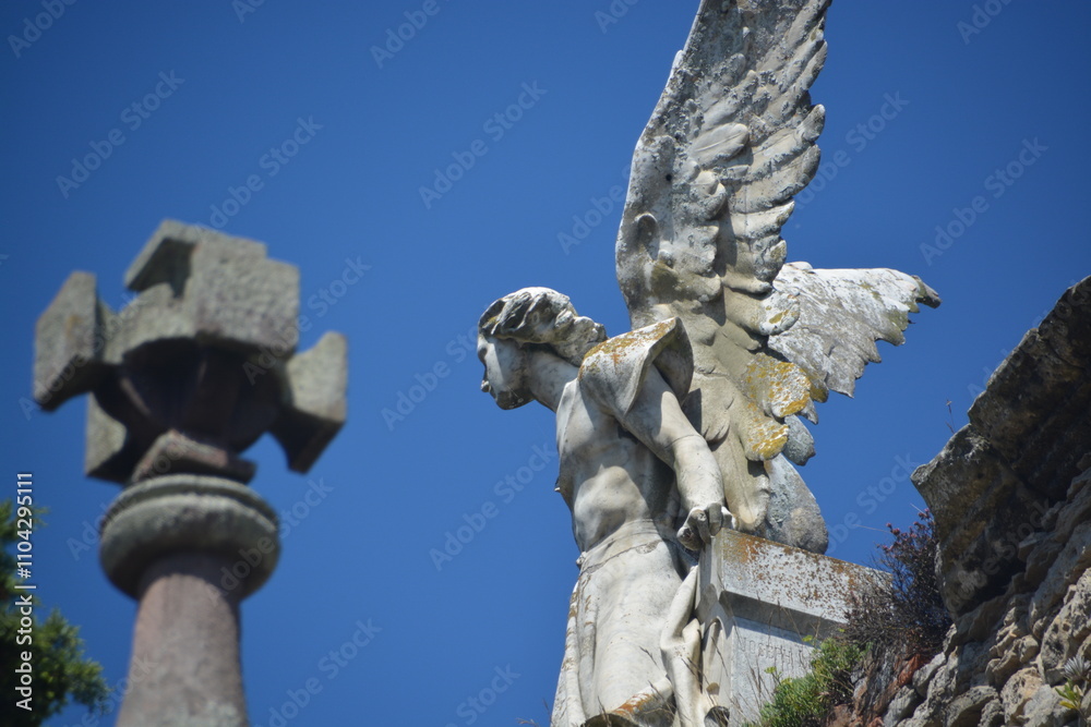 Escultura de un ángel esculpida en mármol en Comillas, Cantabria