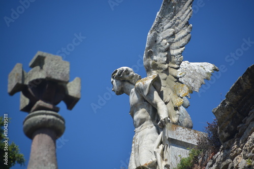 Obraz na płótnie Escultura de un ángel esculpida en mármol en Comillas, Cantabria w salonie