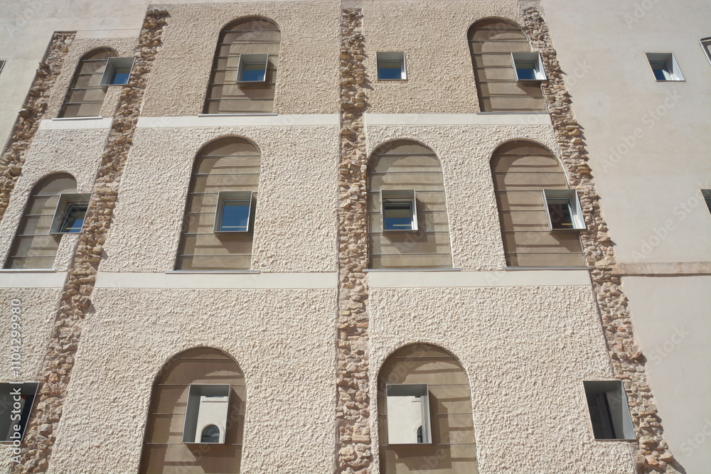 Edificio de piedra antiguo rehabilitado