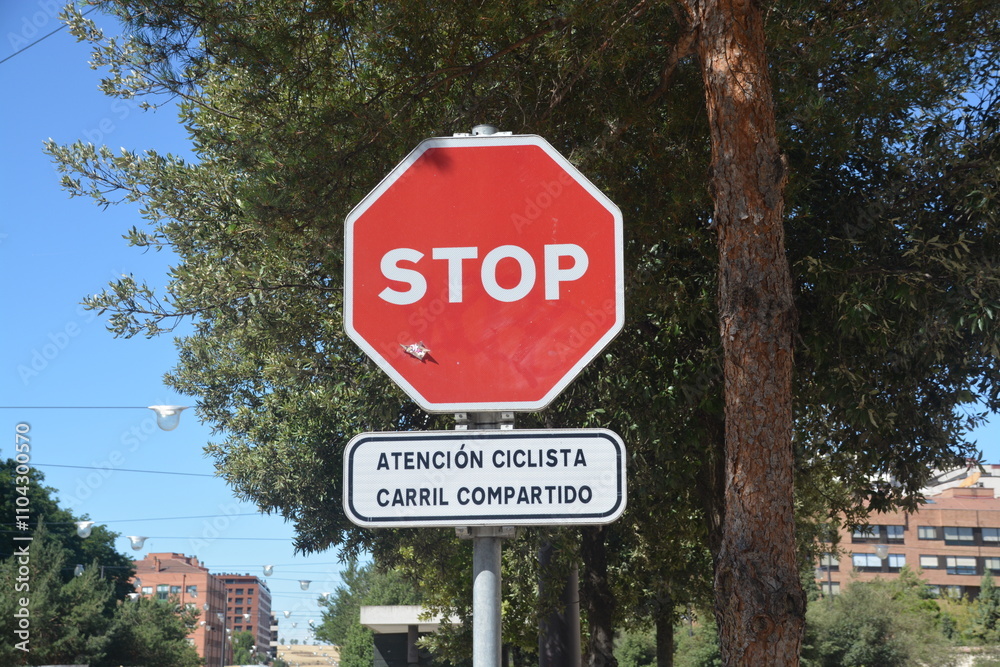 Señal de stop en una carretera