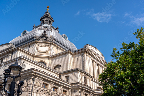 фотографія Looking up to the top of the Methodist Central Hall building with Clear skies