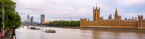 Canvas Print Panoramoic View of the Thames River with the British Parliament on the Shores