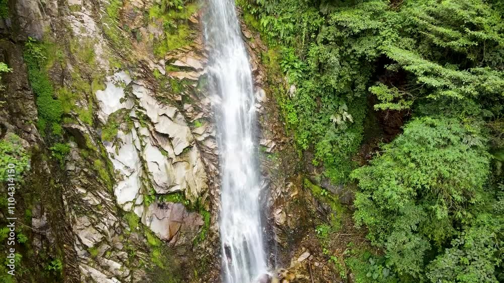 zoom out de cascada entre las montañas, vuelo de dron de cascada zoom out de cascada entre las montañas, vuelo de dron de cascada