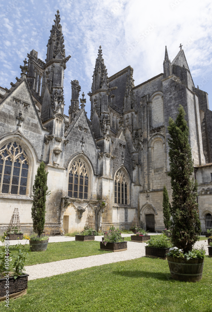 Jardin du cloître de la cathédrale de Saintes
