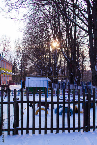 Obraz na płótnie Winter landscape in the rays of the setting sun. City park. w salonie