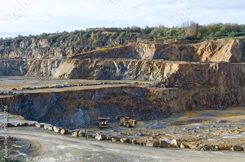travail dans une carrière pour l’extraction des matériaux de construction