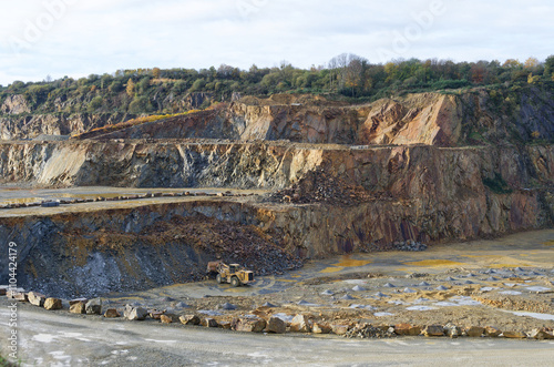 travail dans une carrière pour l’extraction des matériaux de construction