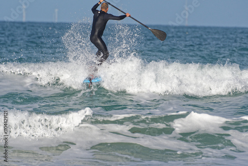 homme pratiquant le surf, stand up paddle photo