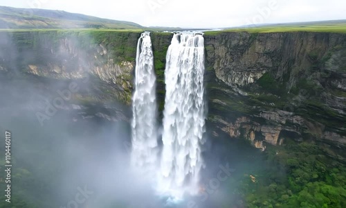 Wasserfall im Regenwald Drohne Flug 