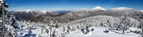 Canvastavla Authentic winter mountain panorama with vivid snow and serene blue sky