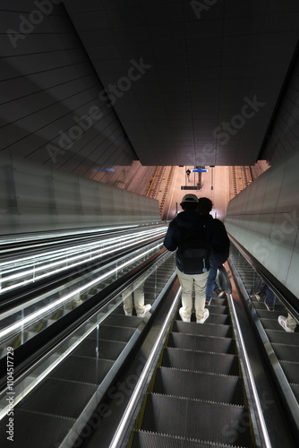 Obraz na płótnie escalator north-south metro line in amsterdam w salonie