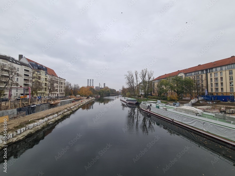 Obraz premium Sicht auf den Fluss unter der Schlossbrücke in Berlin Charlottenburg