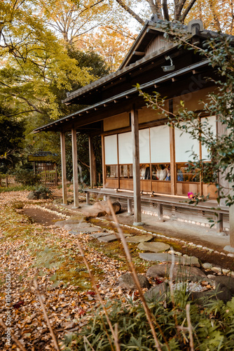 縁側がある秋の伝統の日本茶屋