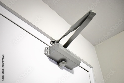 Foto Automatic hydraulic door closer close up view