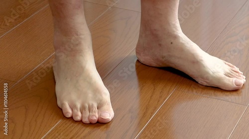 床の上で繰り返し足踏みをする