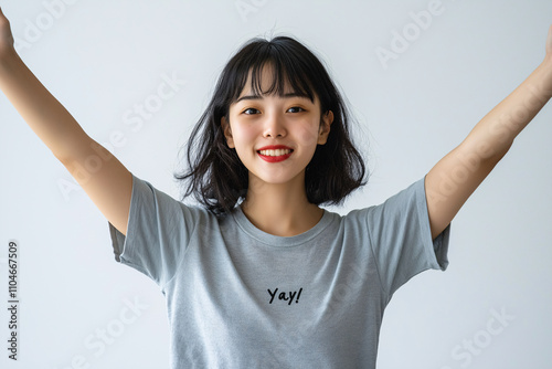 両手をあげて喜ぶ日本人女性