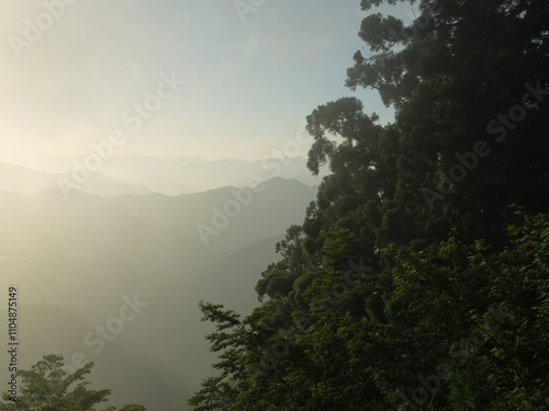 霧で霞む山からの景色 photo