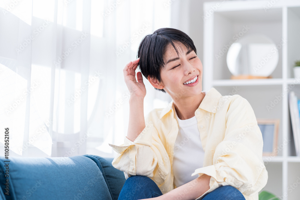 リビングでくつろぐ若い女性。
リビングでくつろぐ若い女性。