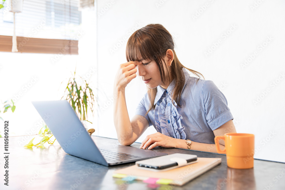 リモートワークに疲れた女性