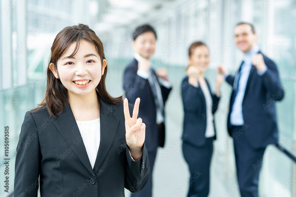 ピースサインをするビジネスウーマン